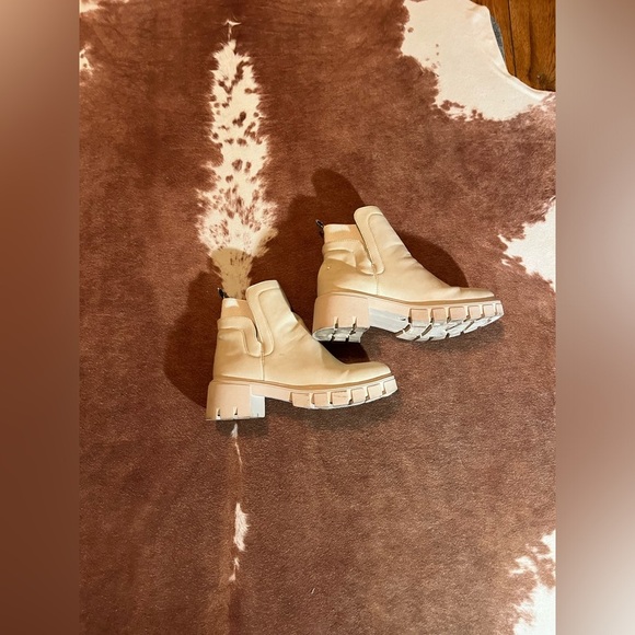 Quipid Boots 
size 8 - Picture 1 of 5